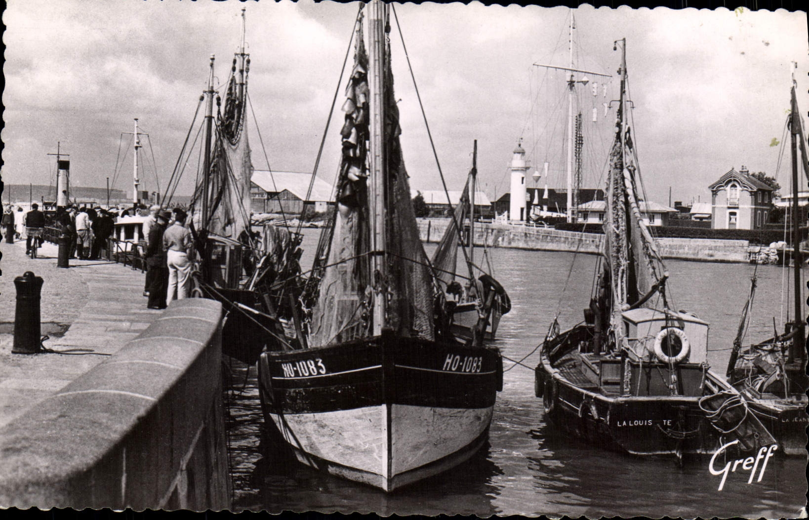 CPA En Normandie Honfleur Calvados Le port et le phare