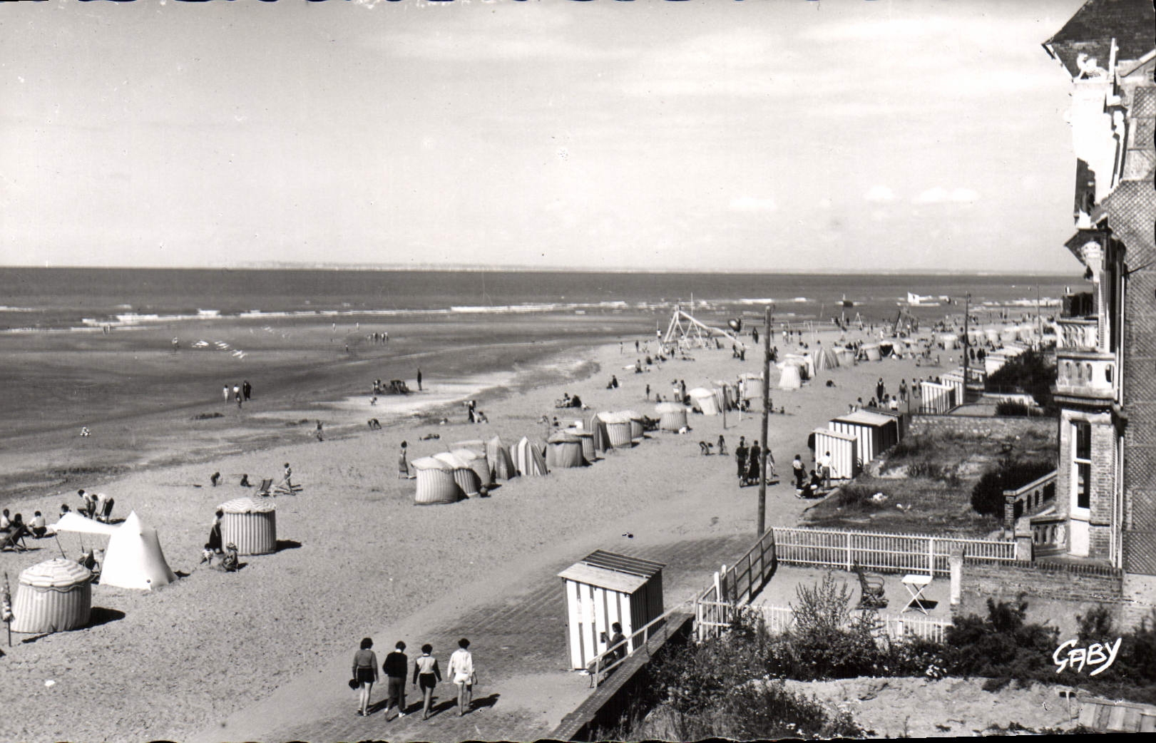 CPA Houlgate Calvados Vue d'ensemble de la Plage