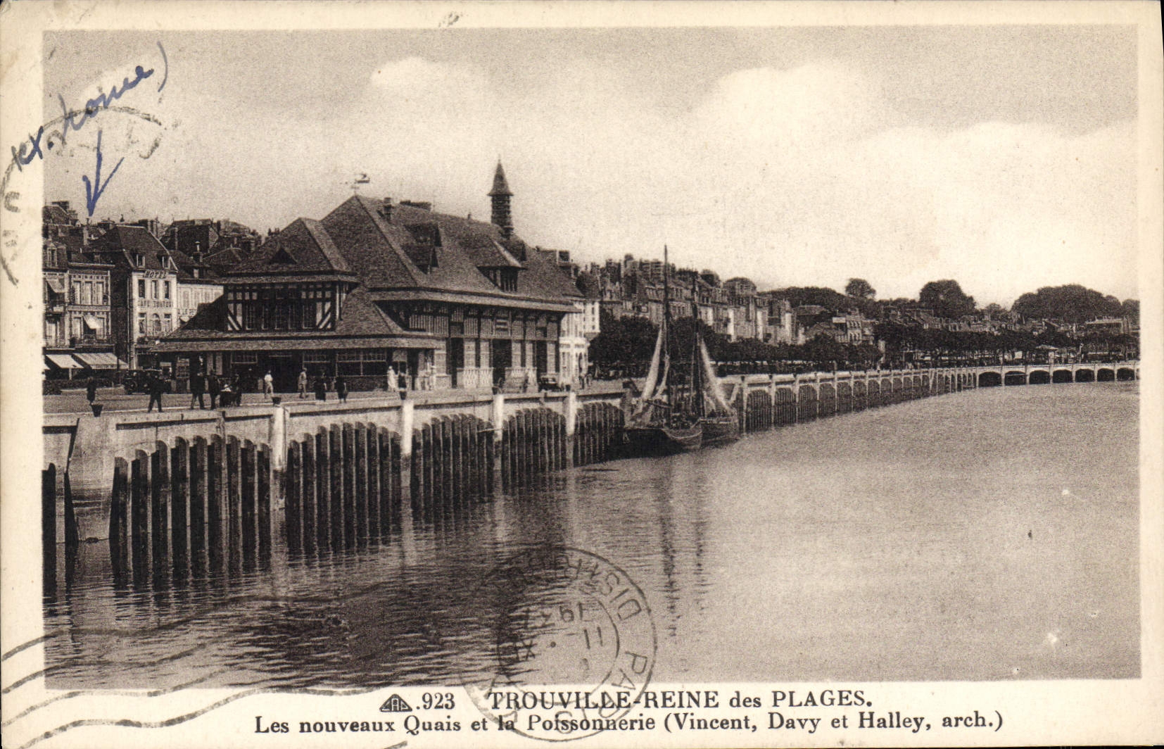 CPA Trouville Reine des Plages Les nouveaux Quais et la Poisonnerie 