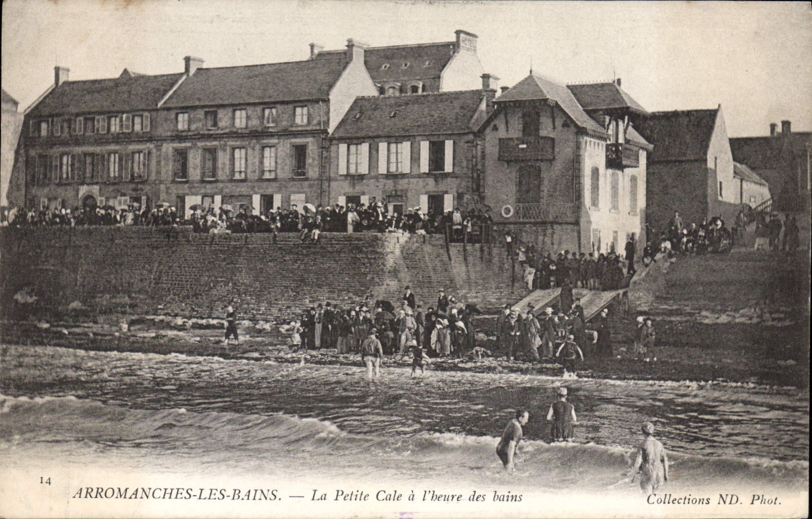 CPA Arromanches les Bains La Petite Cale a l'beure des bains
