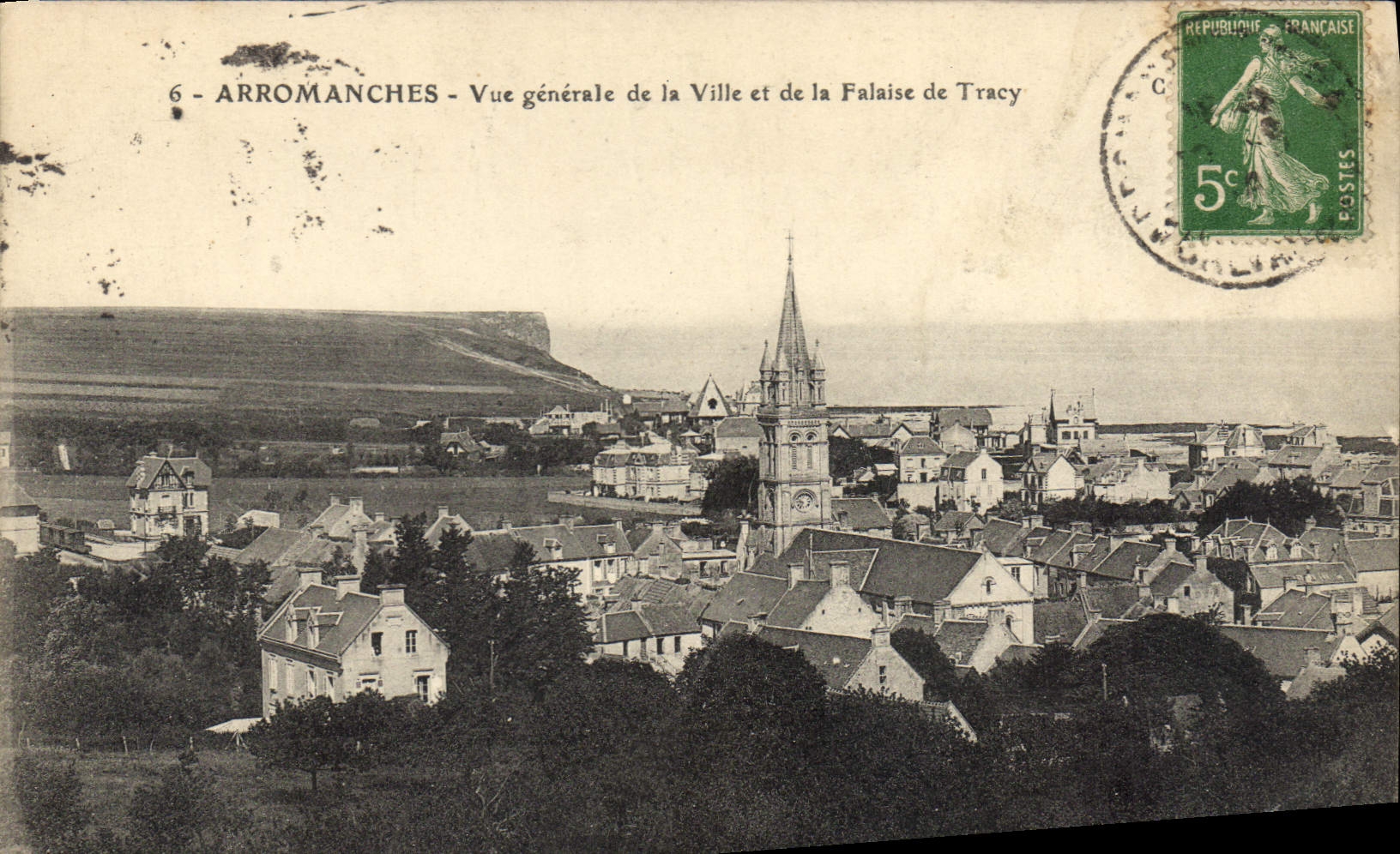 CPA Arromanches Vue generale de la Ville et de la Falaise de Tracy