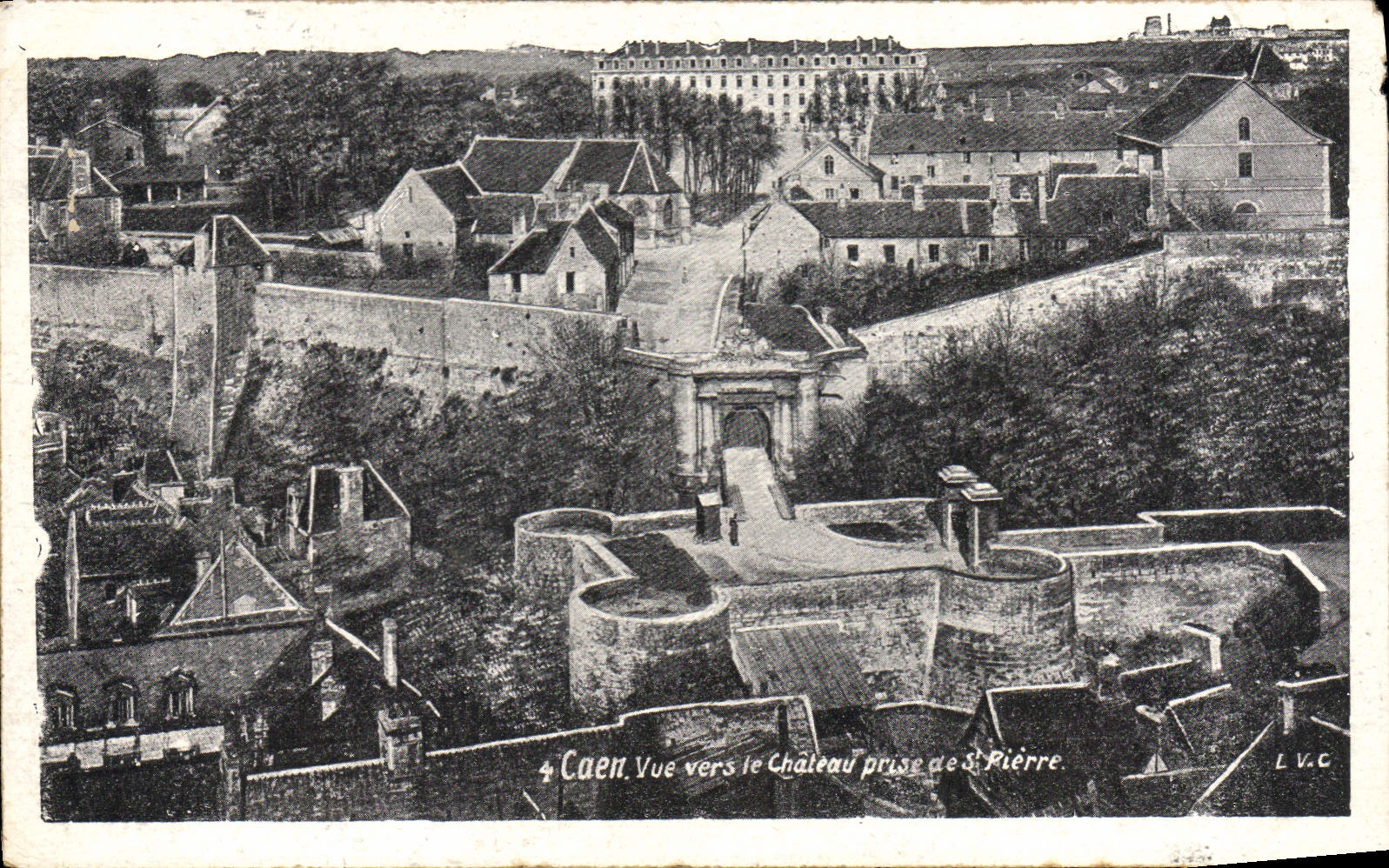 CPA Caen Vue vers le Chateau prise de S Pierre 