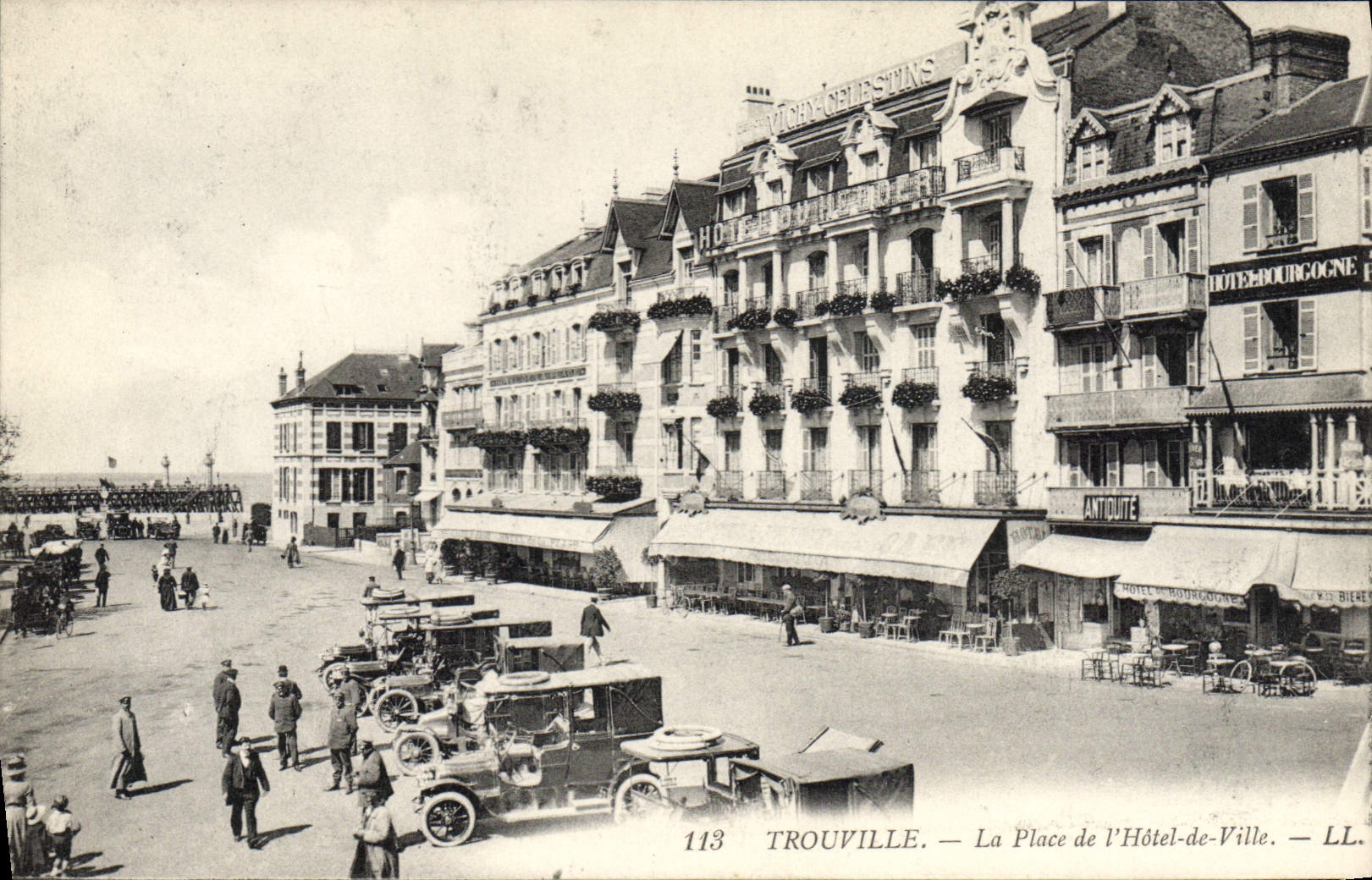 CPA Trouville La Place de l'Hotel de Ville