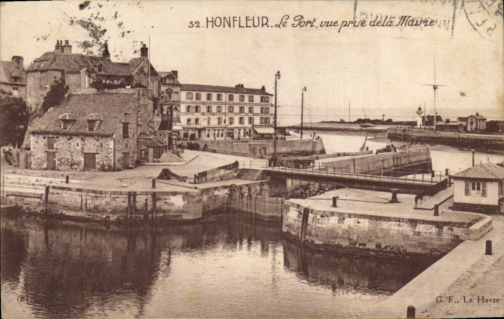CPA Honfleur Le Port vue prise de la Mairie 