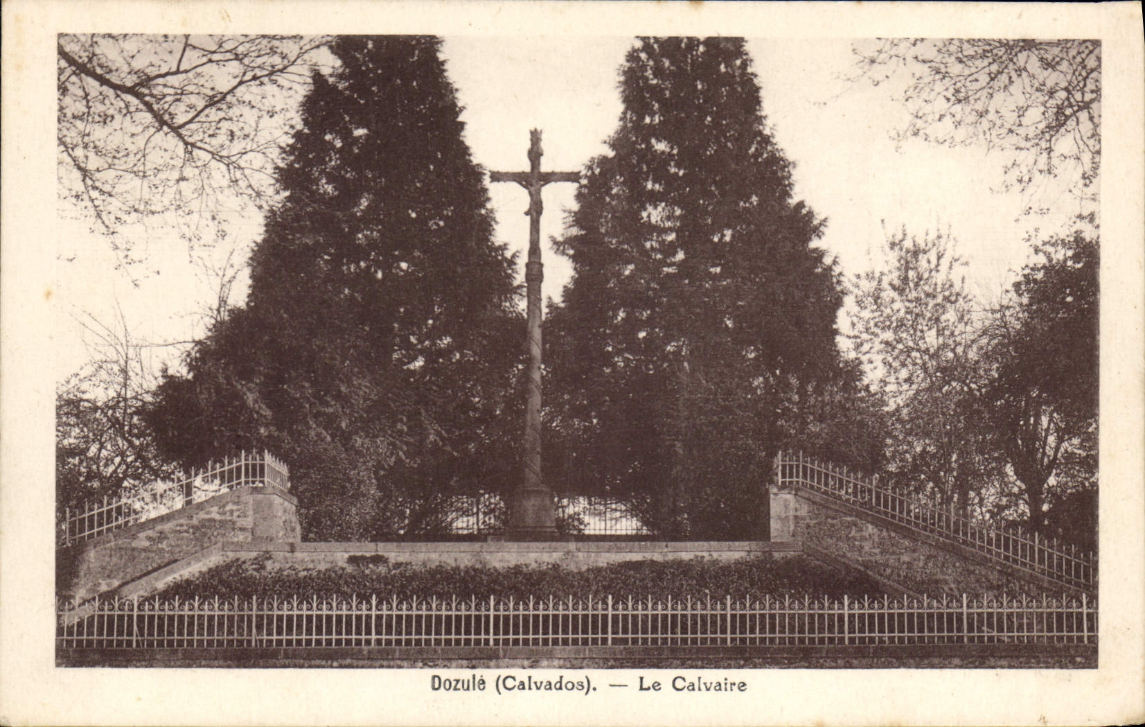 CPA Dozule Calvados Le Calvaire 