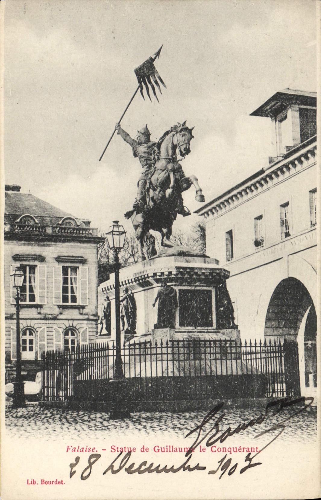 CPA Falaise Statue de Guillaume le Conquerant