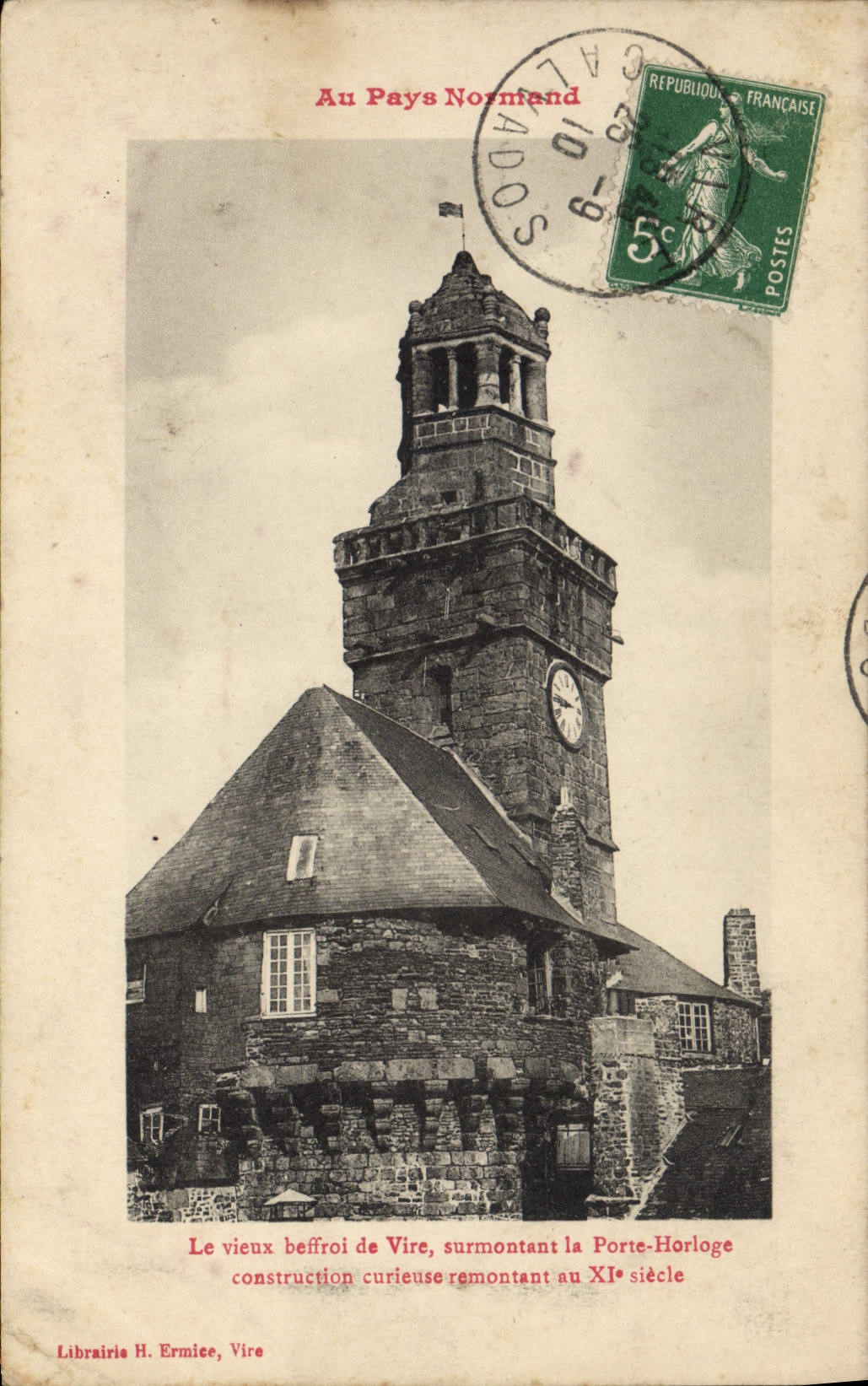 CPA Au Pays Normand Le vieux beffroi de Vire surmontant la Porte Horloge construction curieuse remon