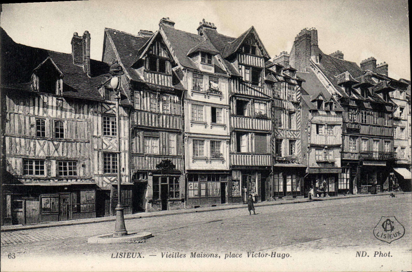 CPA Lisieux Vieilles Maisons place Victor Hugo