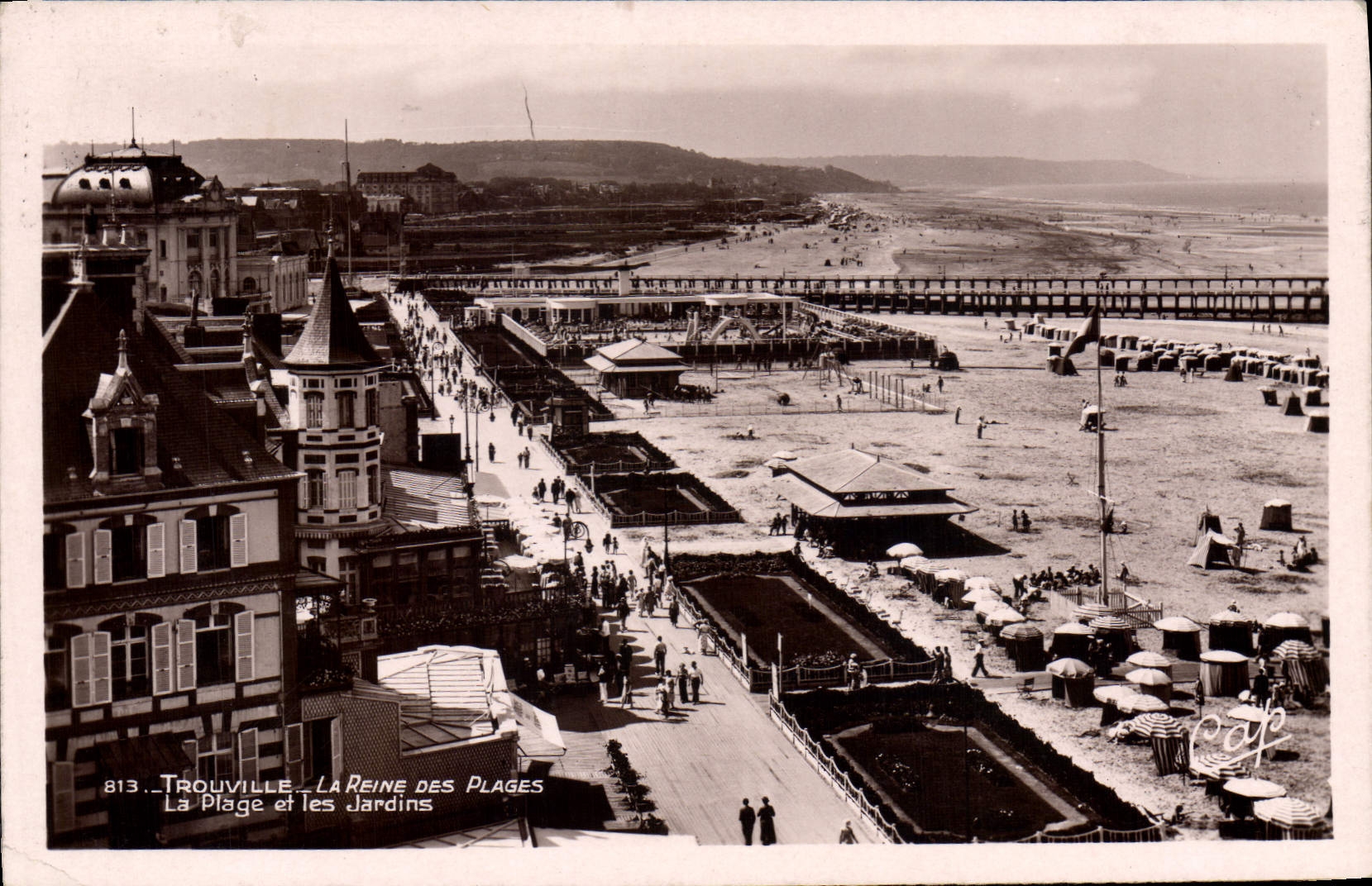 CPA Trouville La Reine des Plages La Plage et les Jardins