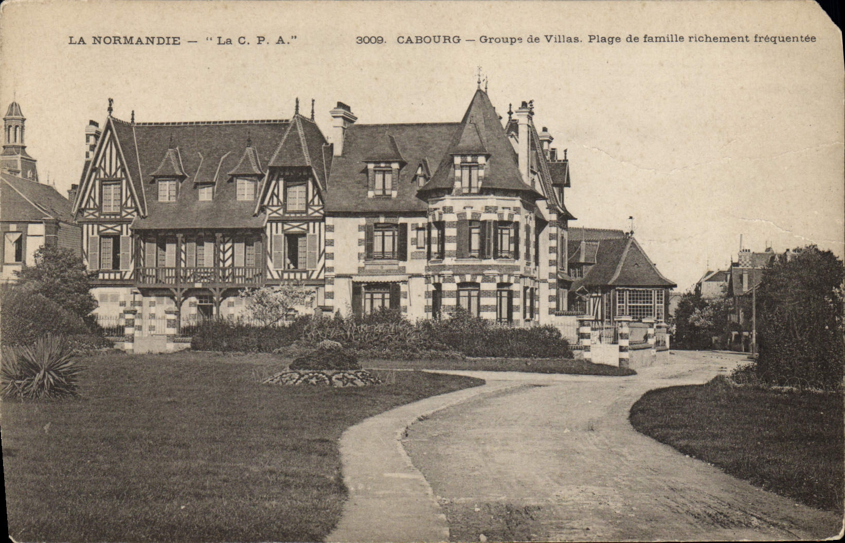 CPA La Normandie Cabourg Groupe de Villas Plage de famille richement frequente