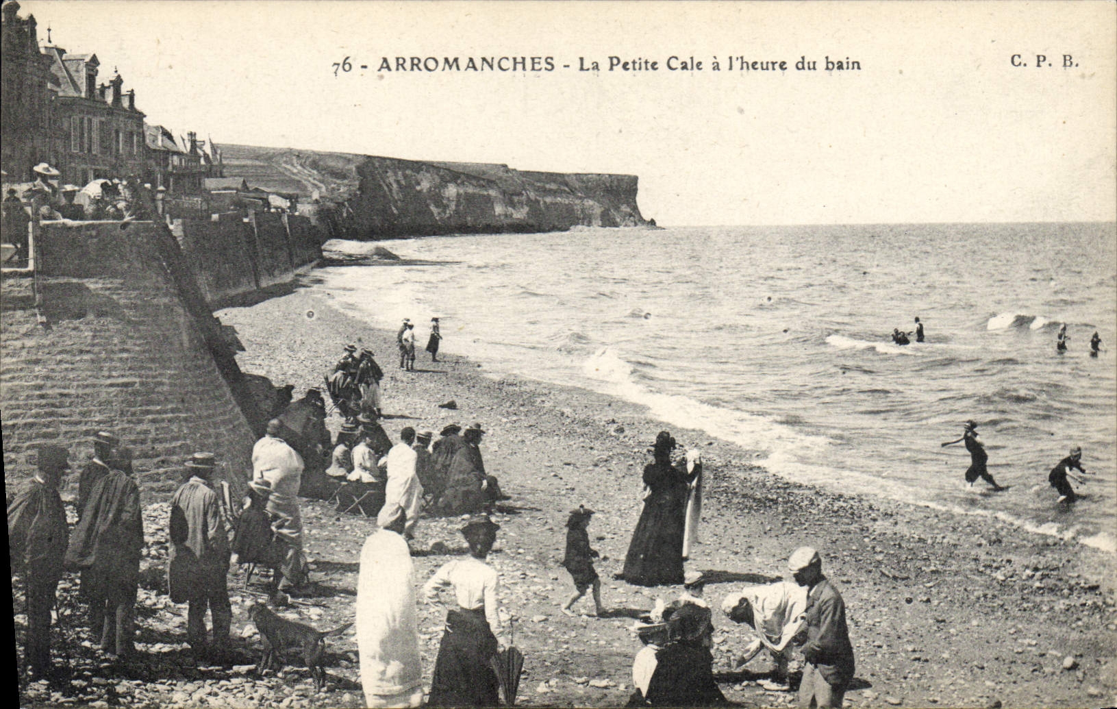 CPA Arromanches La Petite Cale a l'heure du bain