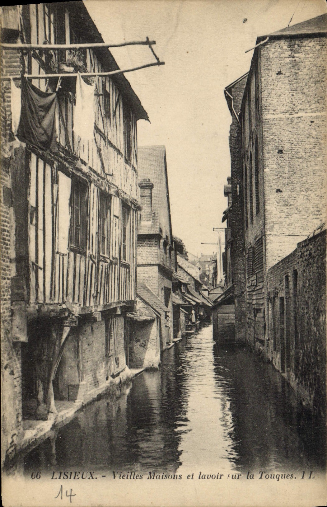 CPA Lisieux Vieilles Maisons et lavoir sur la Touques