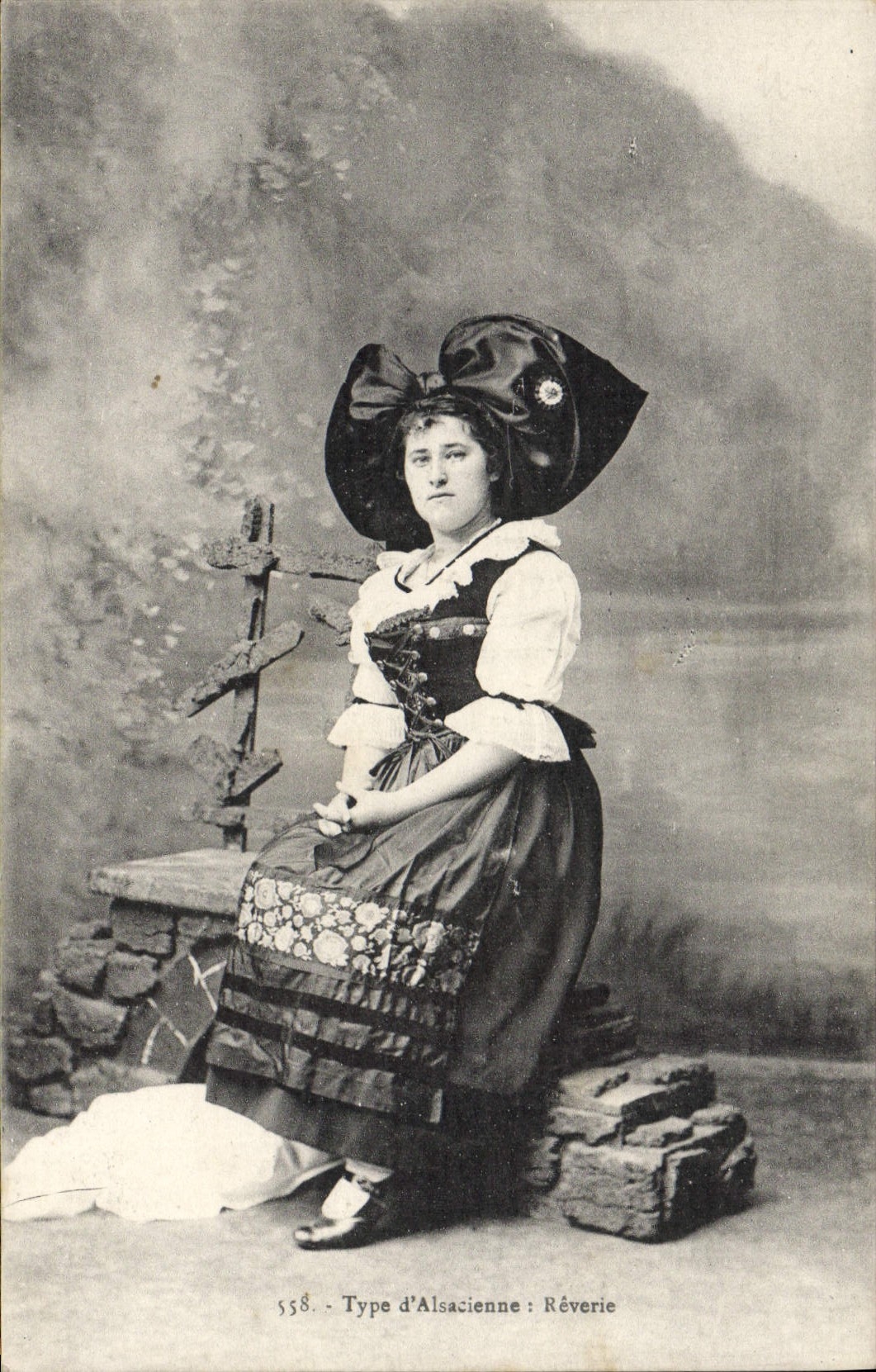 CPA Type d'Alsacienne Reverie 
