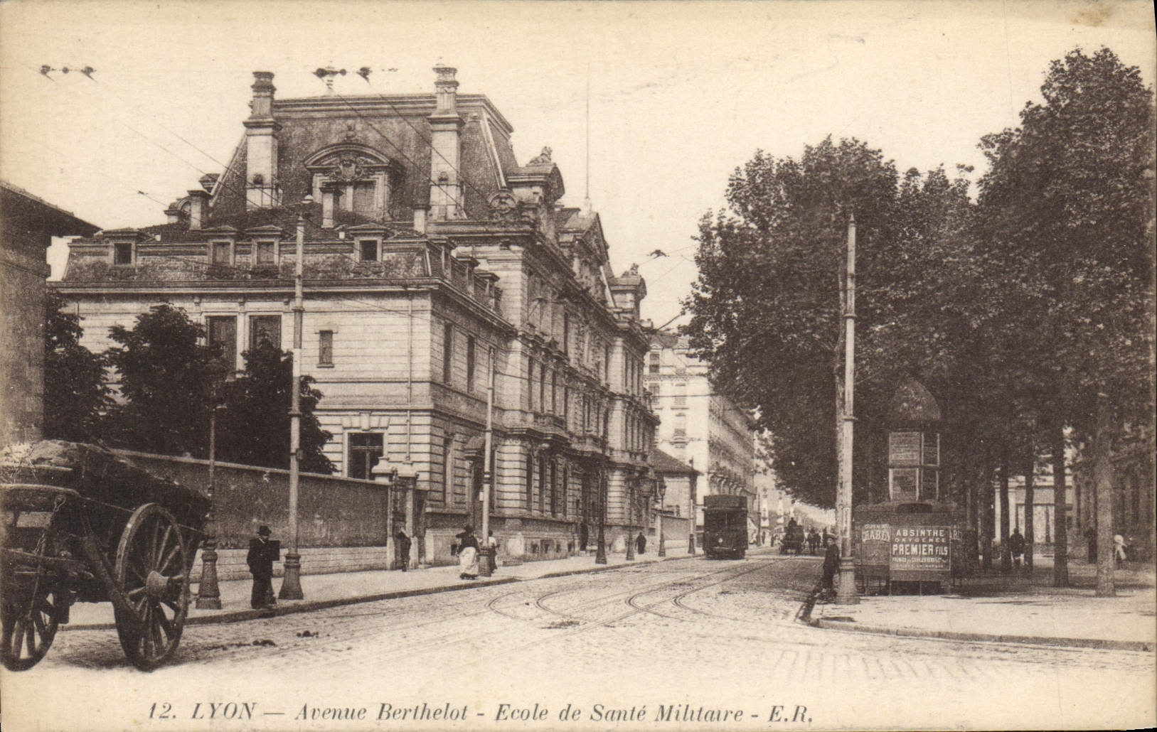 CPA Lyon Avenue Berthelot Ecole de Sante Militaire 