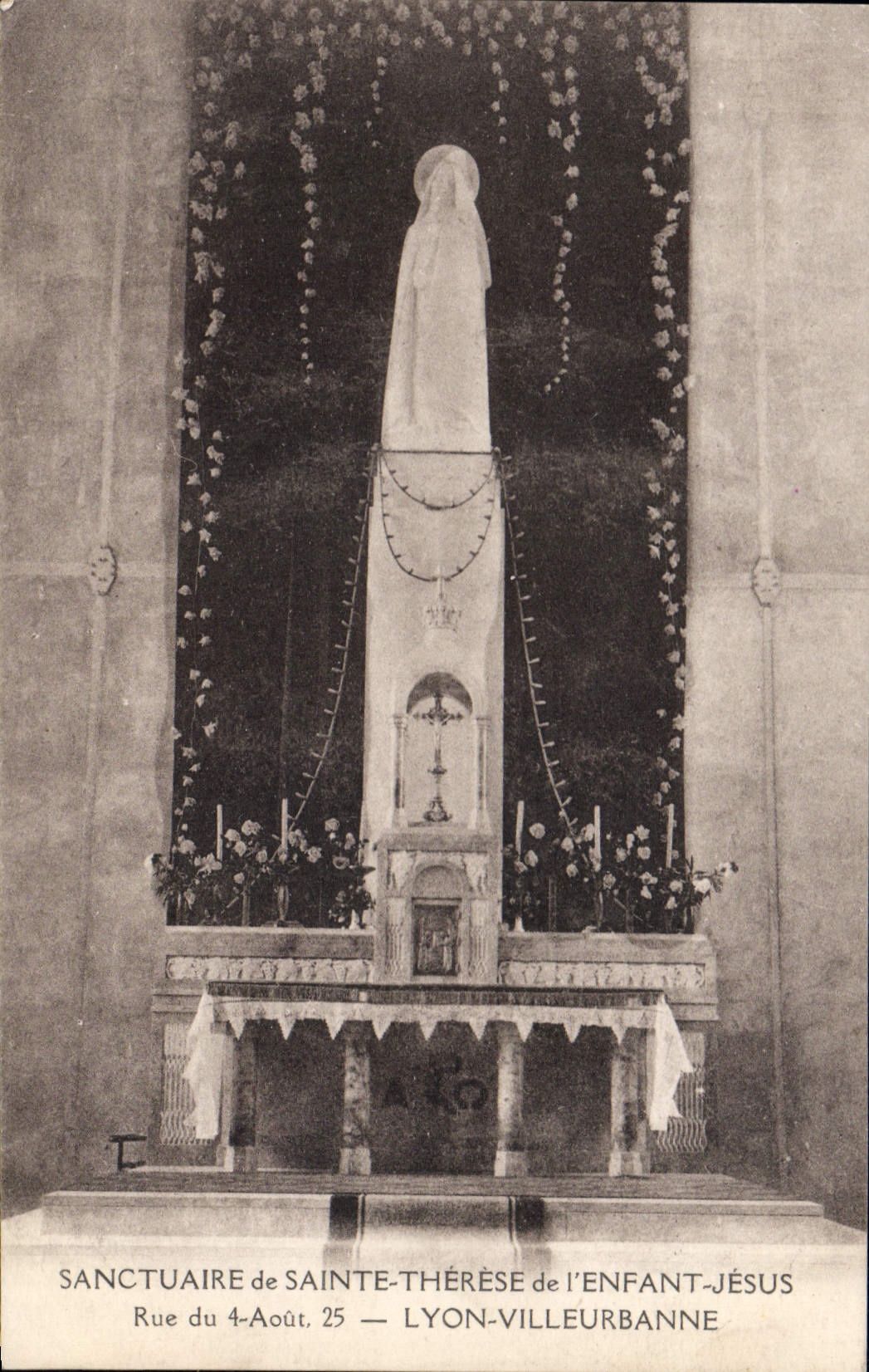 CPA Sanctuaire de Sainte Therese de'l Enfant Jesus Lyon Villeurbanne 