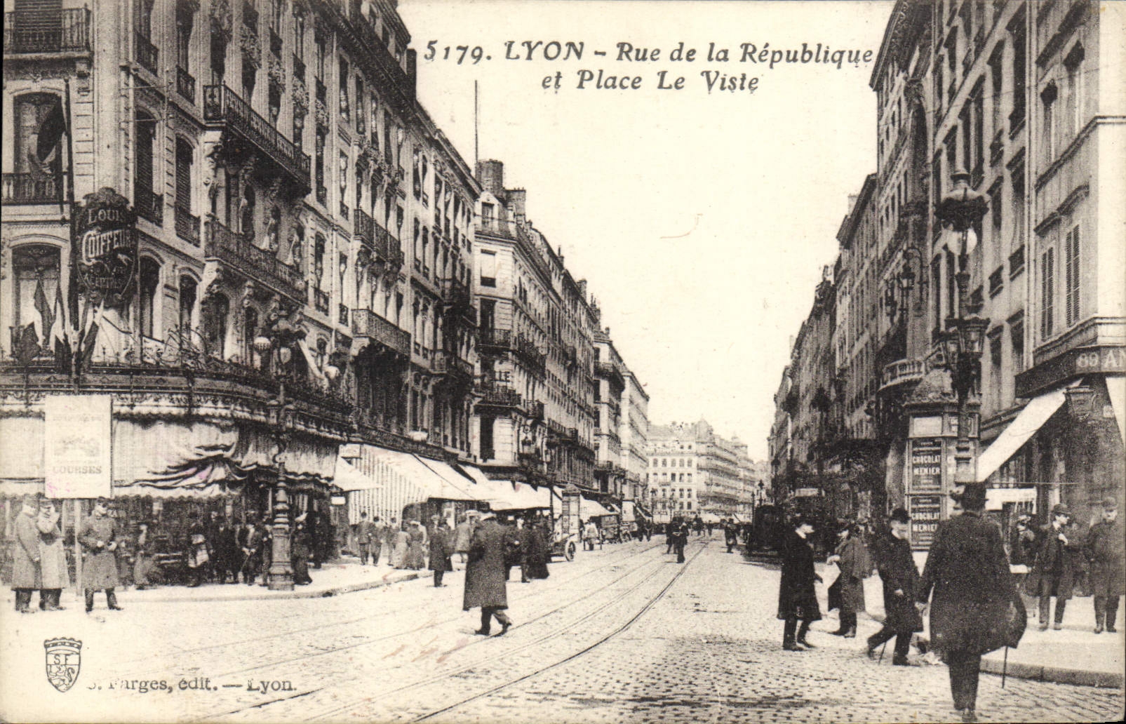 CPA Lyon Rue de la Republique et Place Le Viste