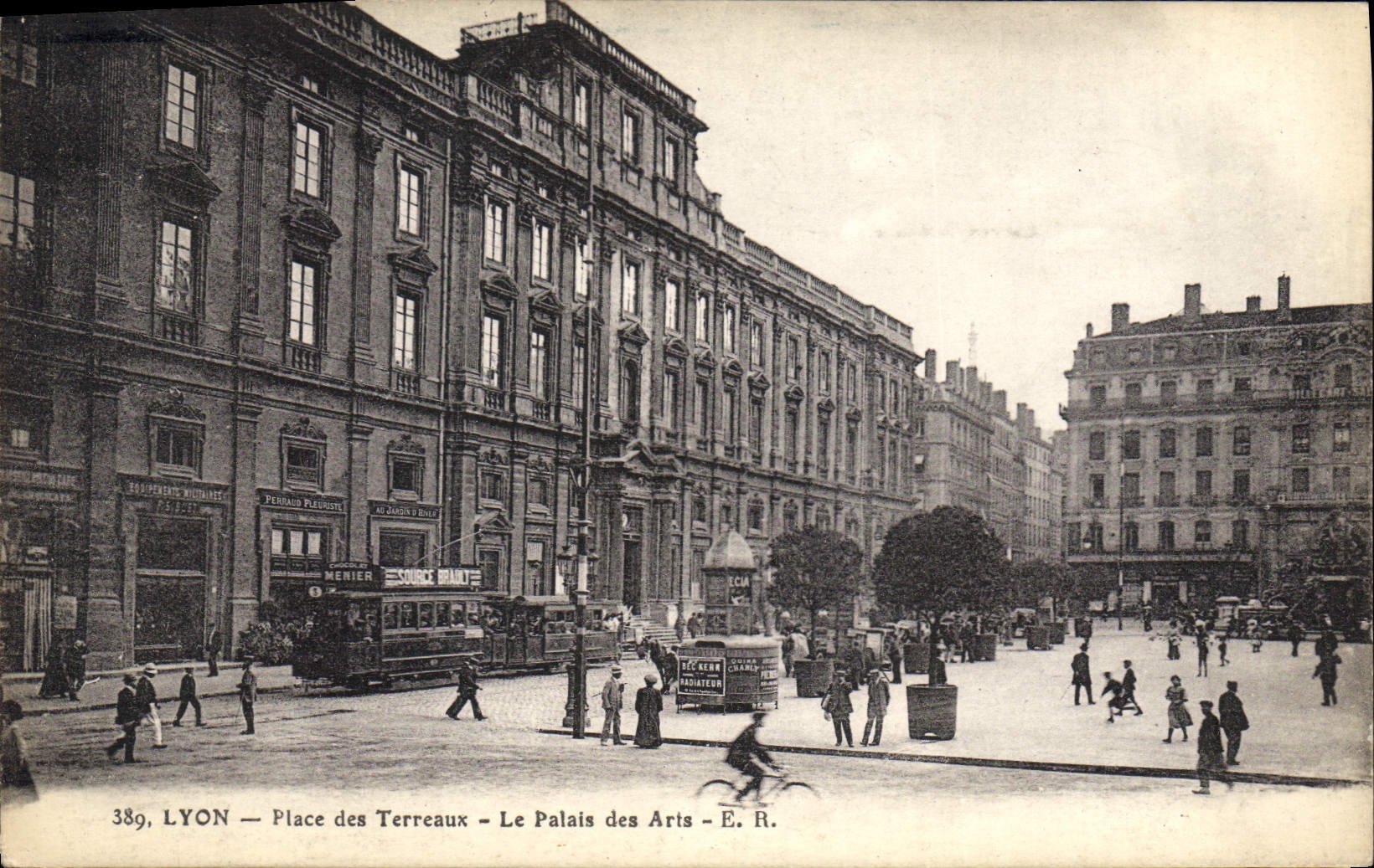 CPA Lyon Place des Terreaux Le Palais des Aris 