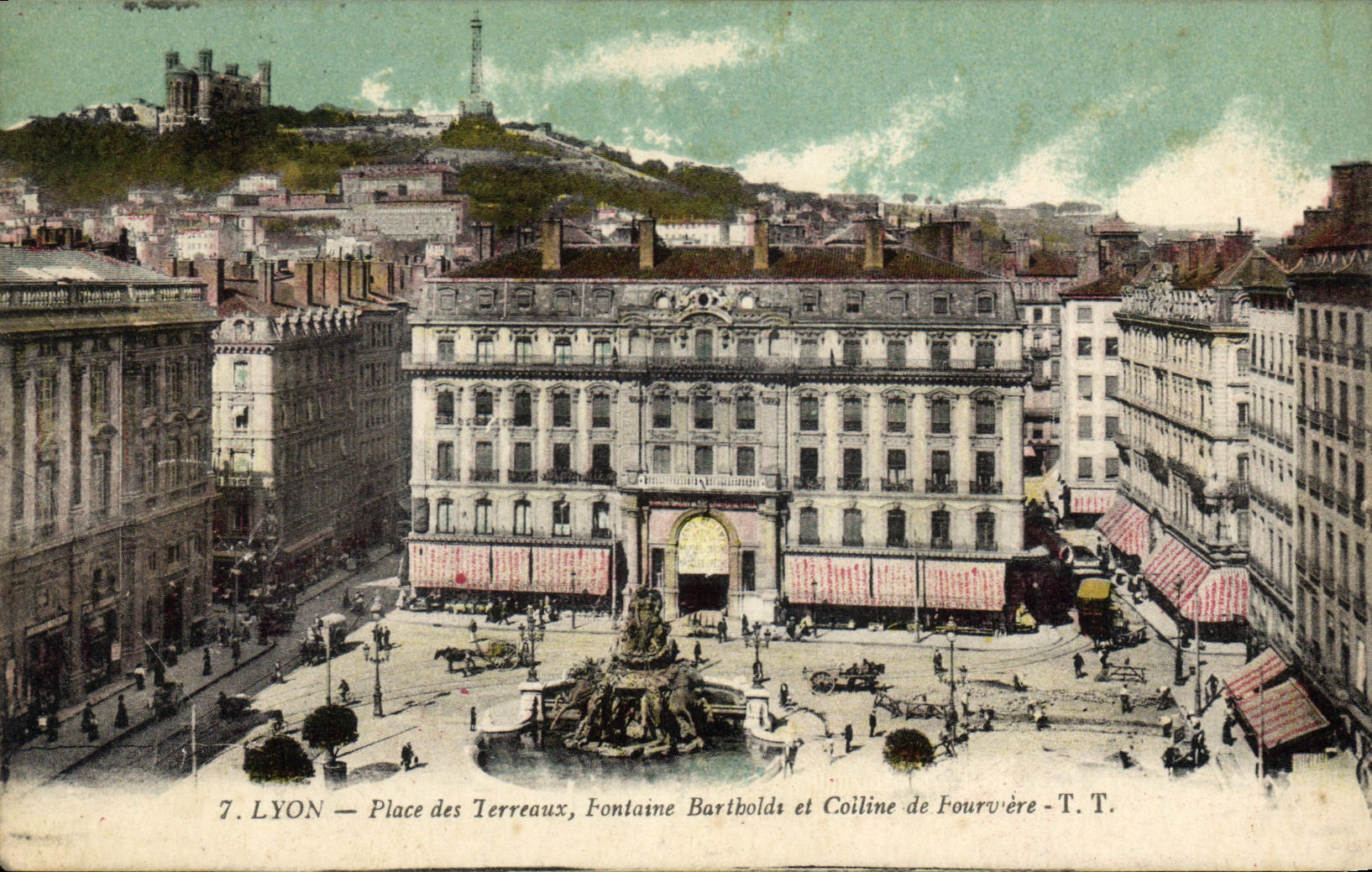 CPA Lyon Place des Terreaux Fontaine Bartholds et Coiline de Fourvere