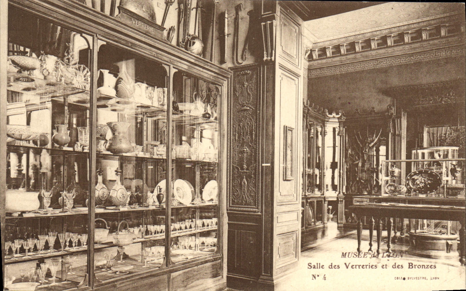 CPA Musee de Lyon Salle des Verreries et des Bronzes