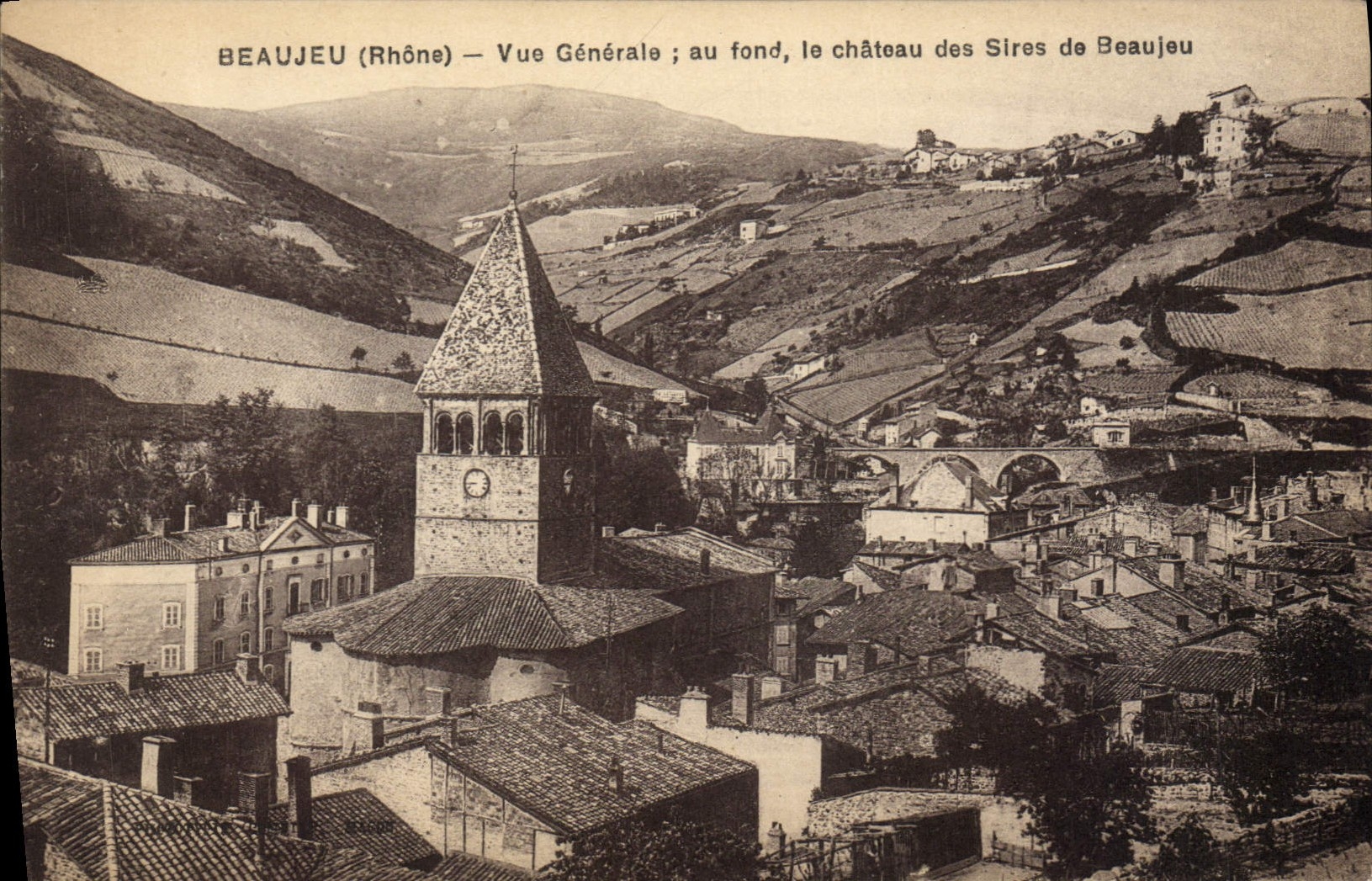 CPA Bueaujeu Rhone Vue Generale au fond le chateau des Sires de Beaujeu 