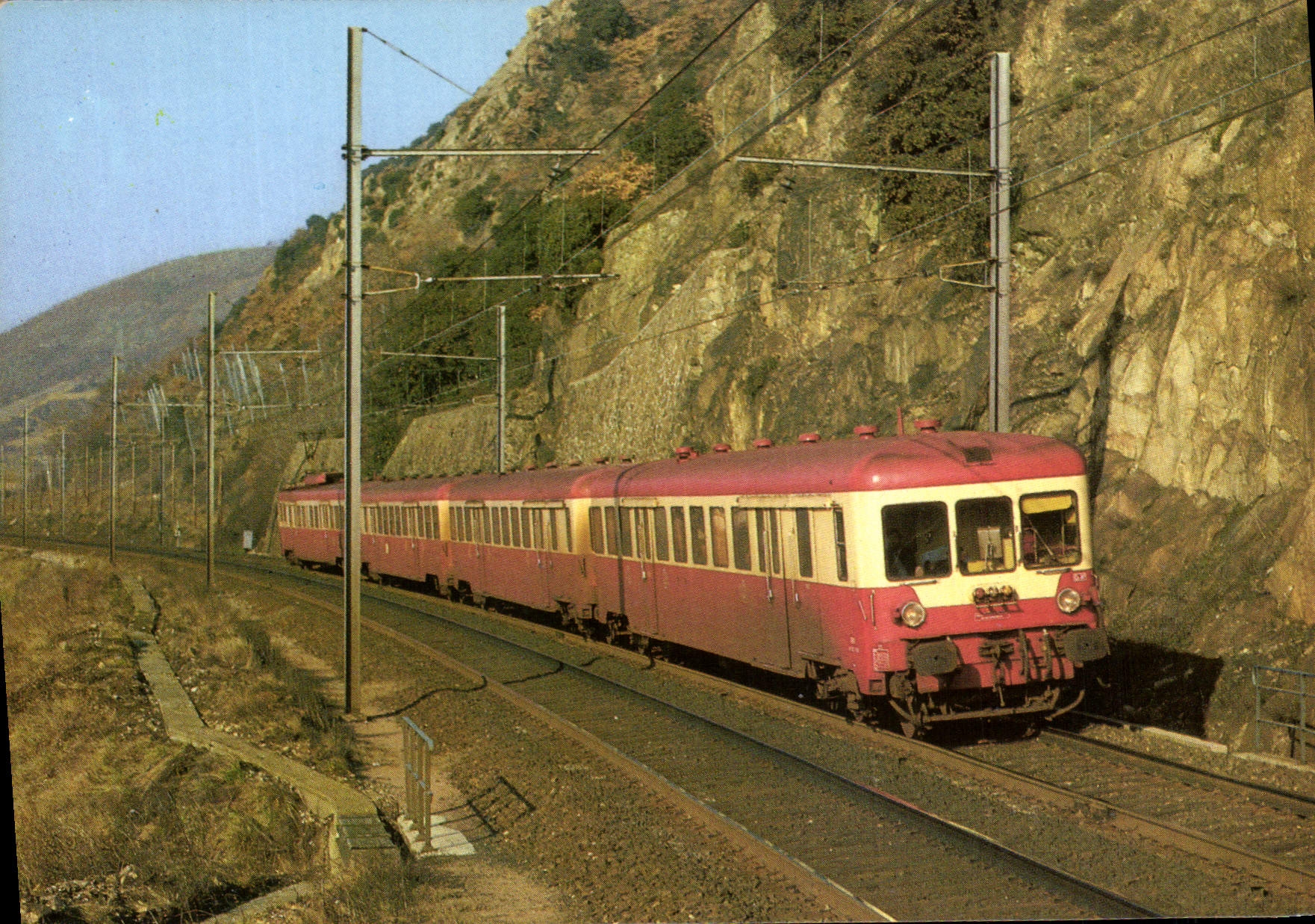 CPSM Un omnibus Lyon Valence assure en automotrice Z 7100 Tain l'hermitage locomotive