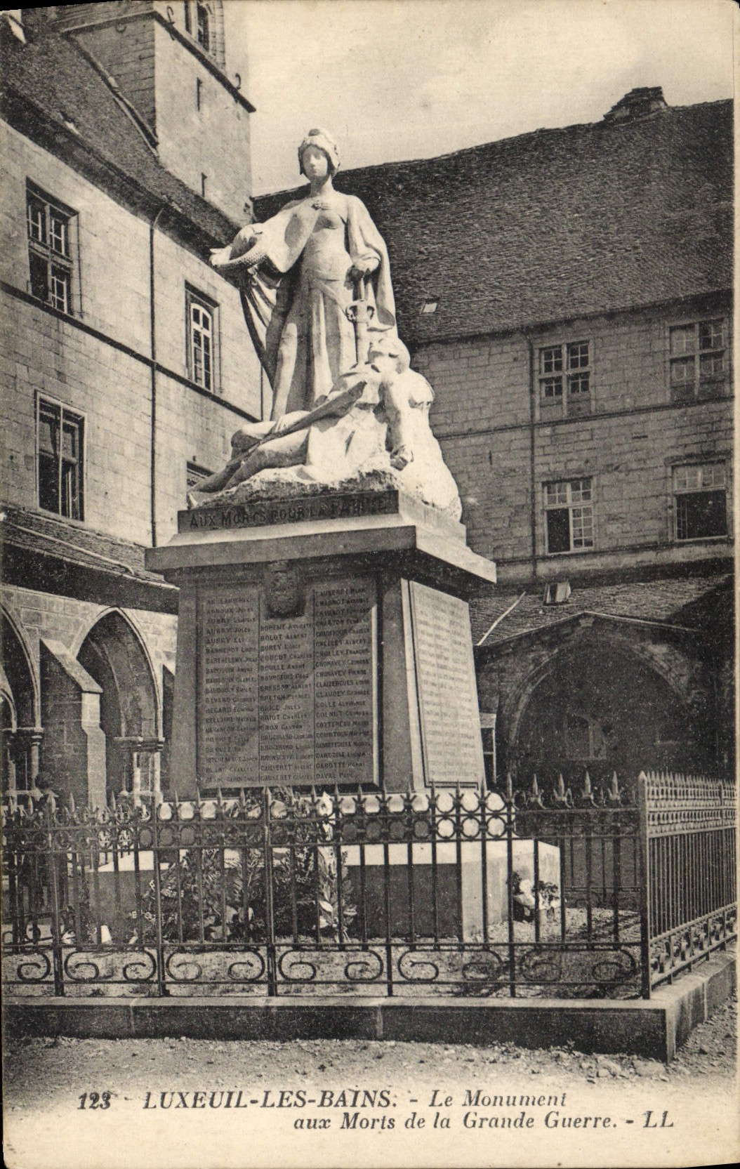 CPA Luxeuil les Bains Le Monument aux Morts de la Grande Guerre