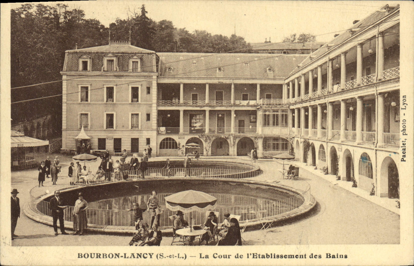CPA Bourbon Lancy La Cour de l'Etablissement des Bains 