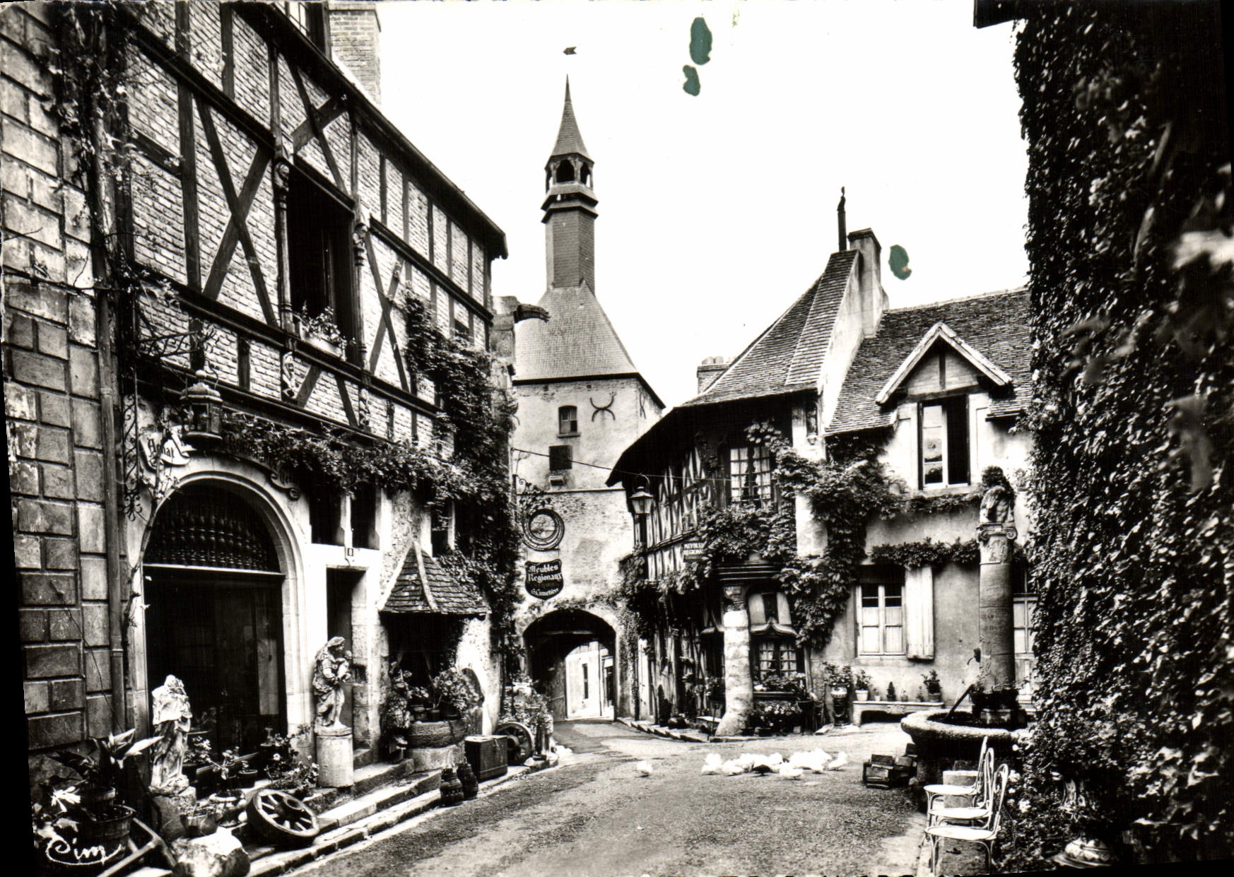 CPSM Bourbon Lancy Thermal S et L La Maison de Bois et le Beffroi 