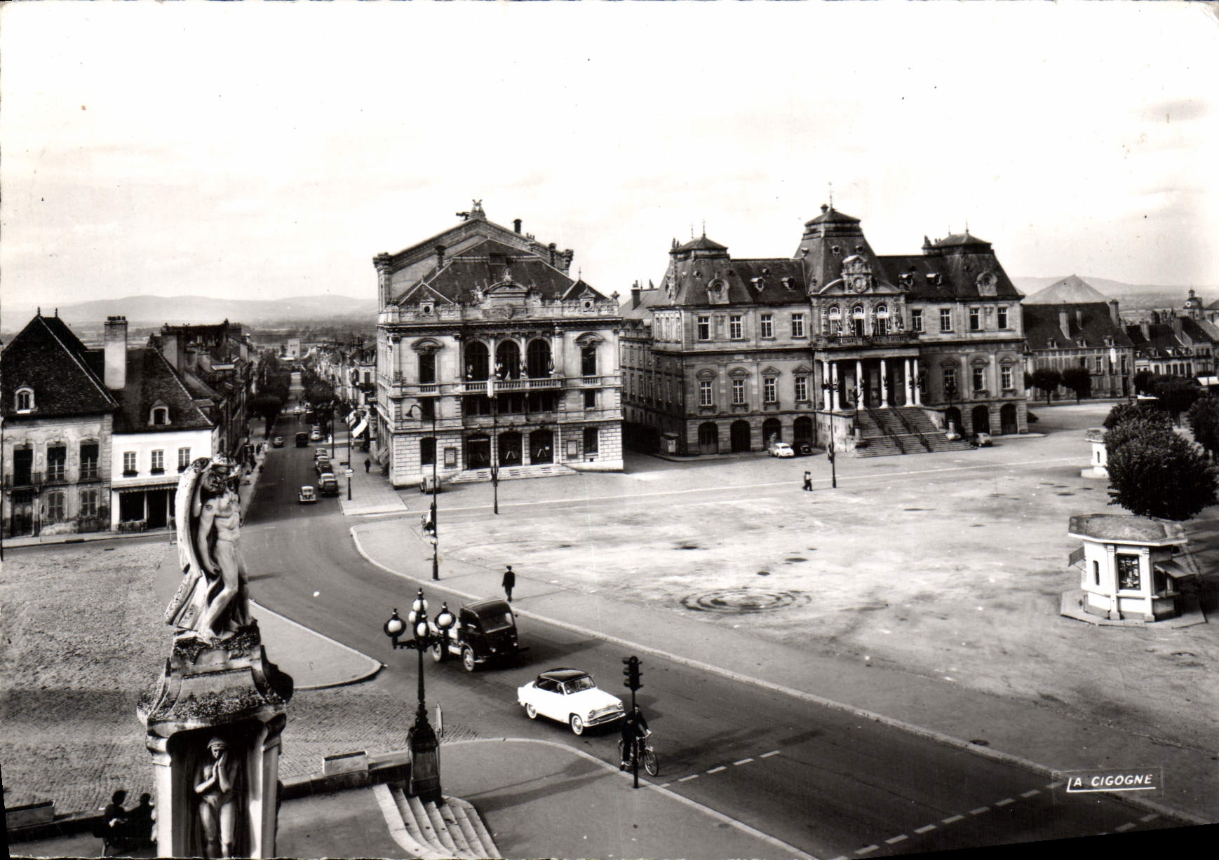 CPSM Autun Saone et Loire Place du Champ de Mars