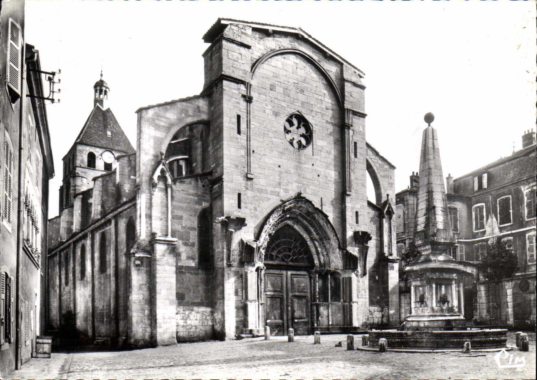 CPSM Cluny S et L Eglise Notre Dame Style Roman et ogival du XII s