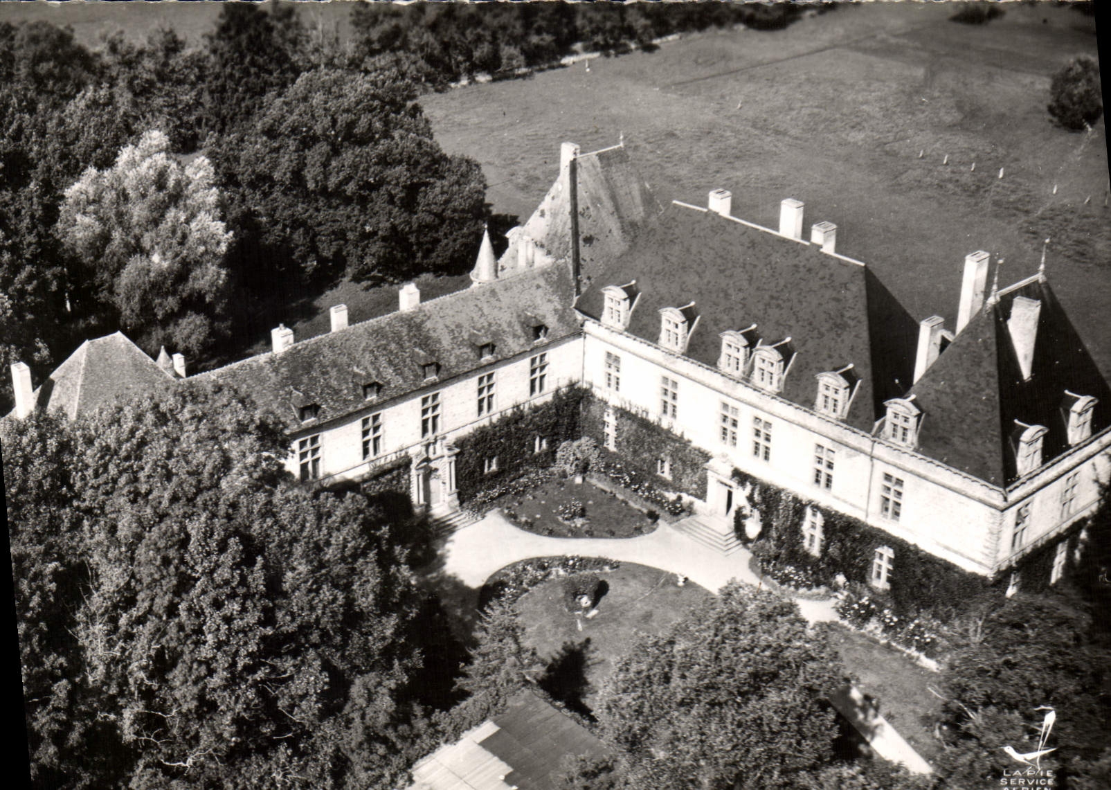 CPSM En Avions Au Dessus de Cormatin S et L Le Chateau Ce Chateau don l'existence a ete liee au Chat