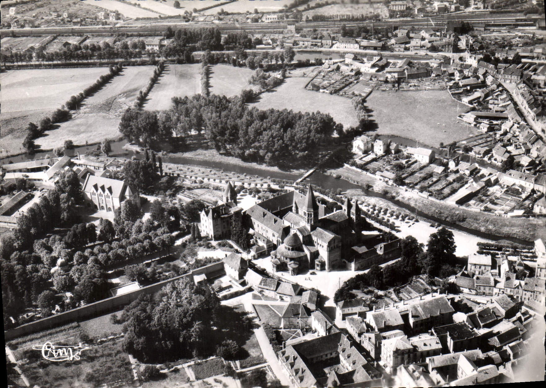 CPSM Paray le Monial S et L Vue aerienne sur la Basilique et la Bourbince