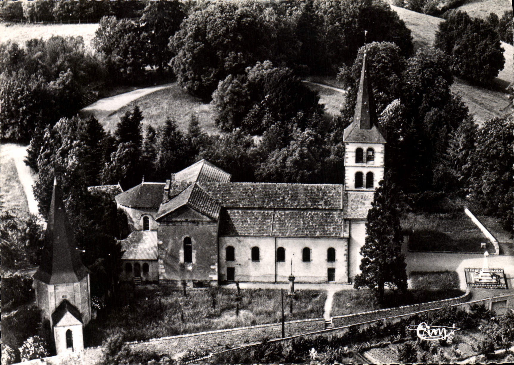 CPSM St Christopphe en Brionnais S et L Vue aerienne L'Eglise
