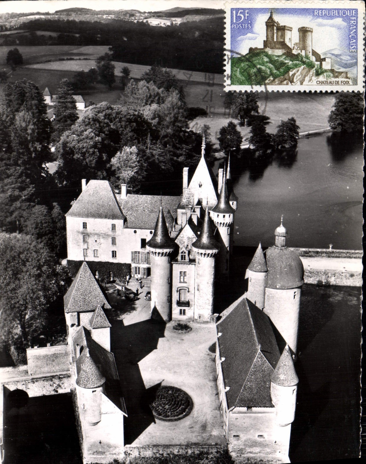 CPSM La Clayette S et L Vue aerienne Son Chateau et son Lac