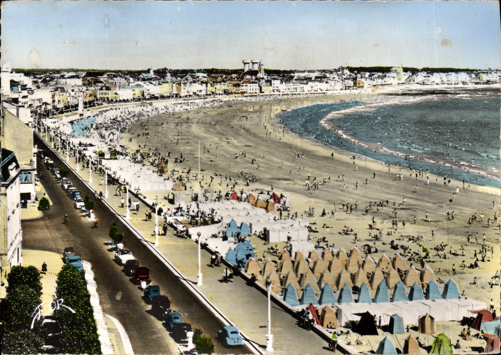 CPSM LES SABLES d'OLONNE La Plage et le Remblai