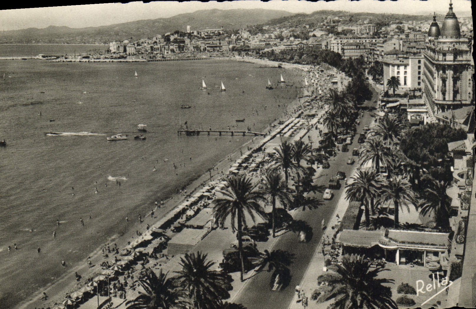 CPA CANNES Vue generale sur la promenade de la Croisette et le Suquet 