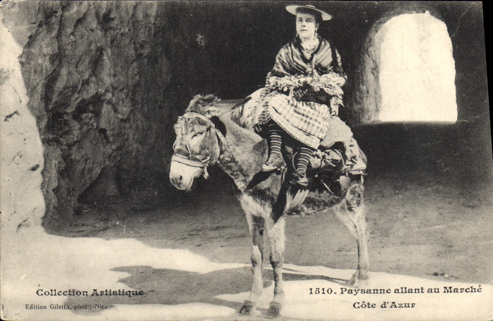 CPA Paysanne allant au marché Cote d’Azur âne
