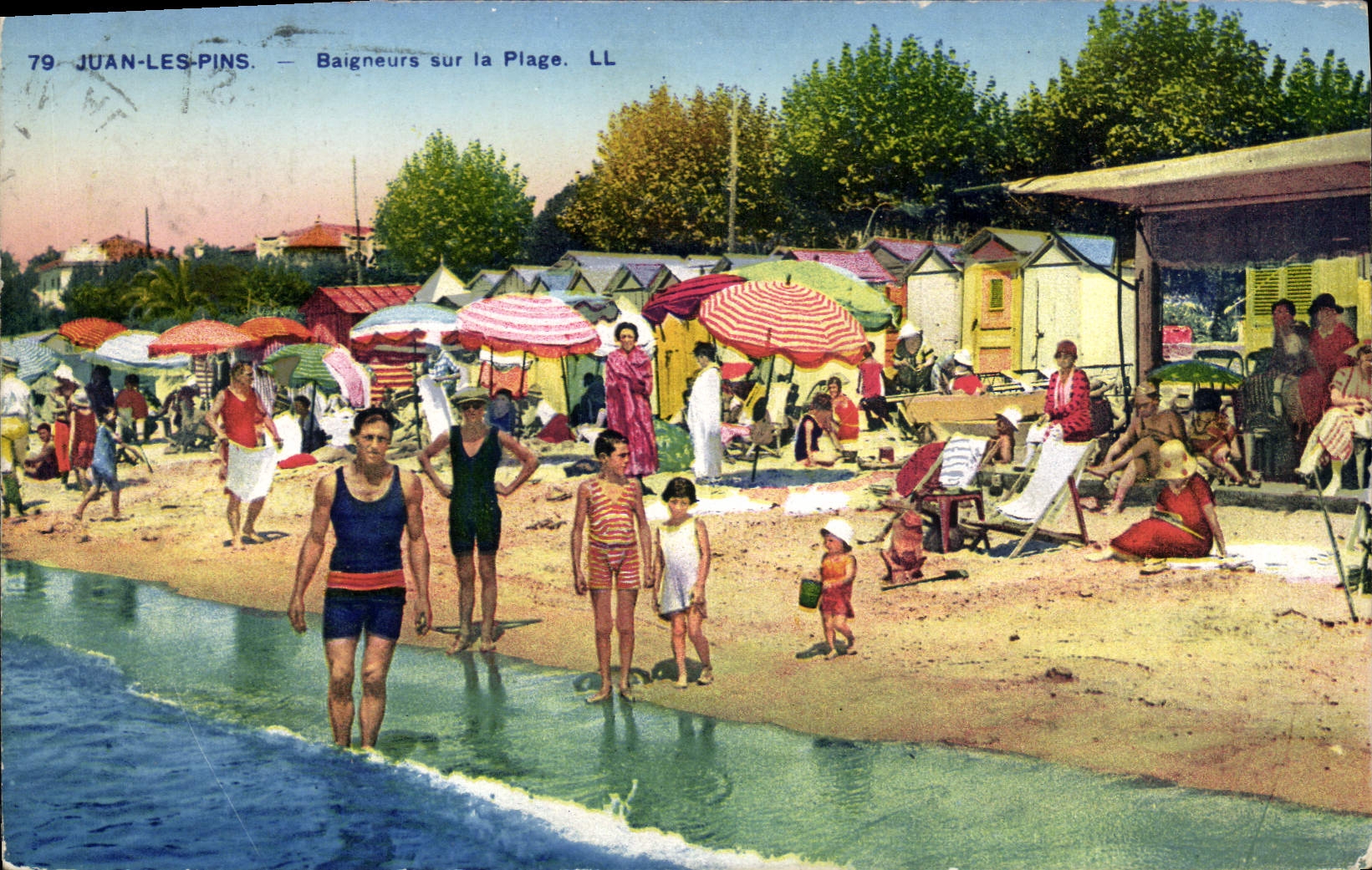 CPA Juan les Pins Baigneurs sur la plage