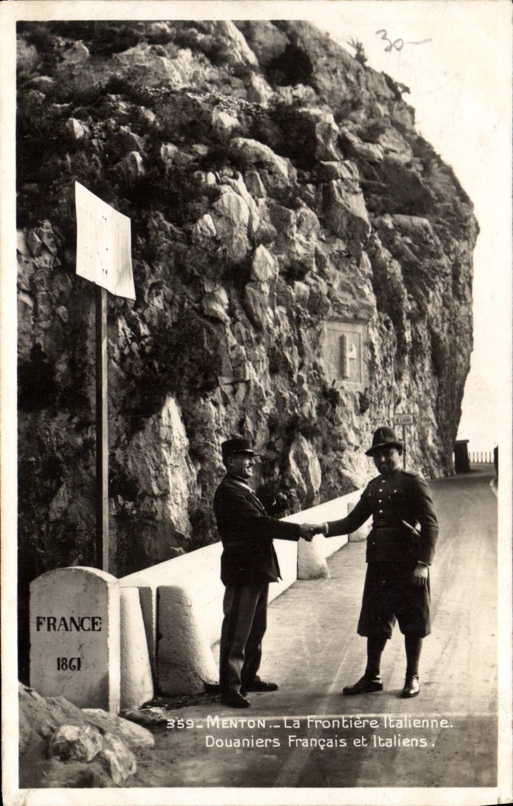 CPA Menton La Frontiere Italienne Douaniers Francais et Italiens
