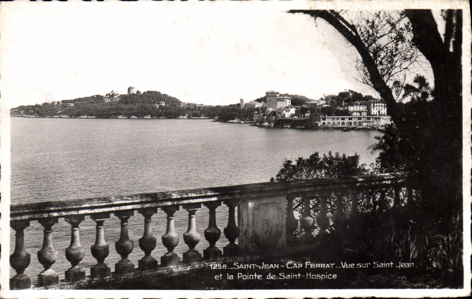 CPA Saint Jean Cap Ferrat Vue sur Saint Jean et la Pointe de Saint Hospice