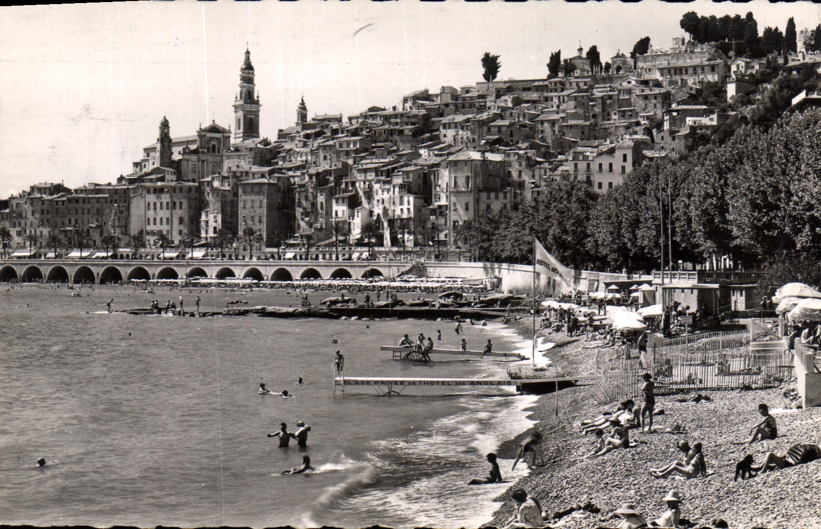 CPA Menton vue sur la ville et la plage 