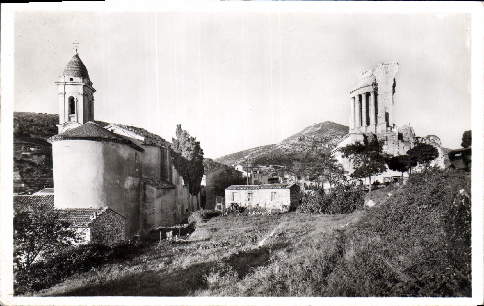 CPA La Turbie l'eglise et le Trophee d'Auguste
