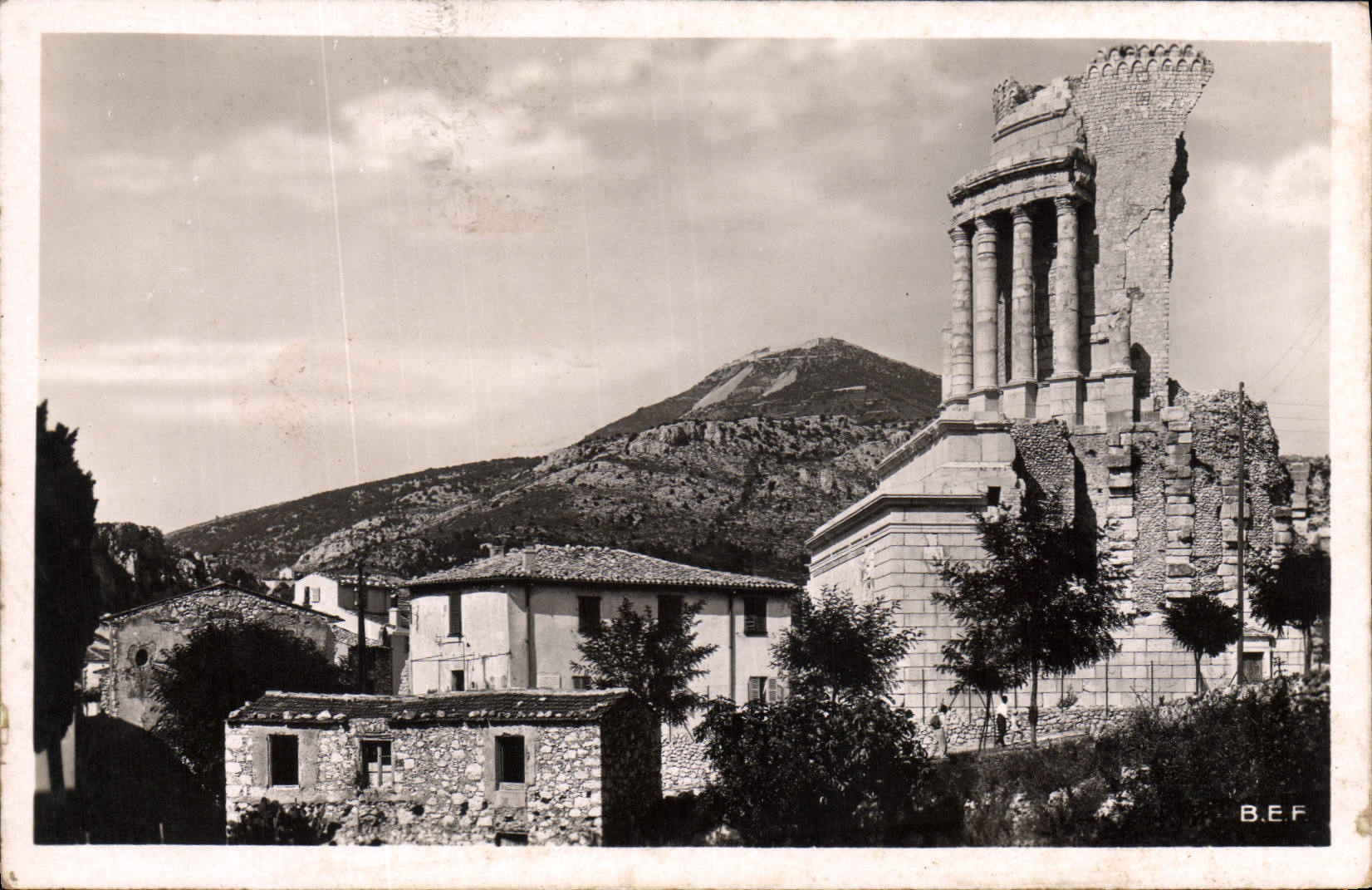 CPA La Turbie la tour d'Auguste et le Mont Agel
