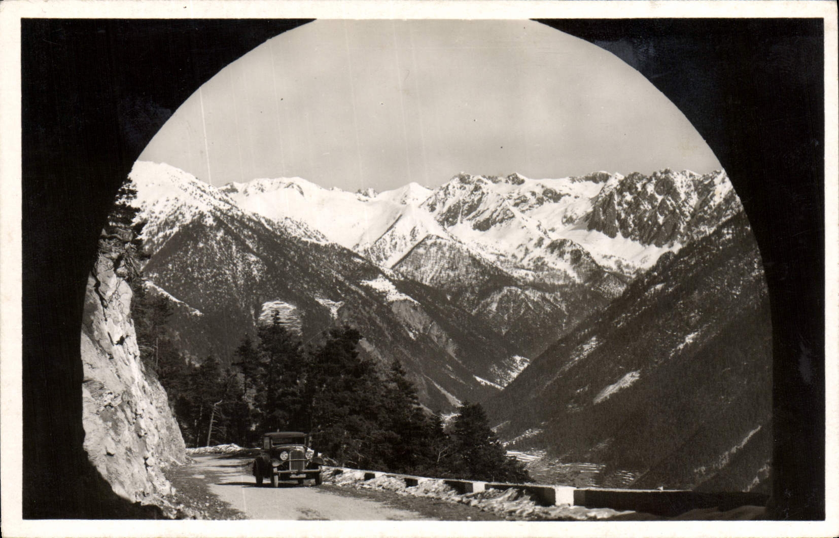 CPA St Martin Vesubie Nice vue de la route du Col St Martin avec la chaine des Alpes 