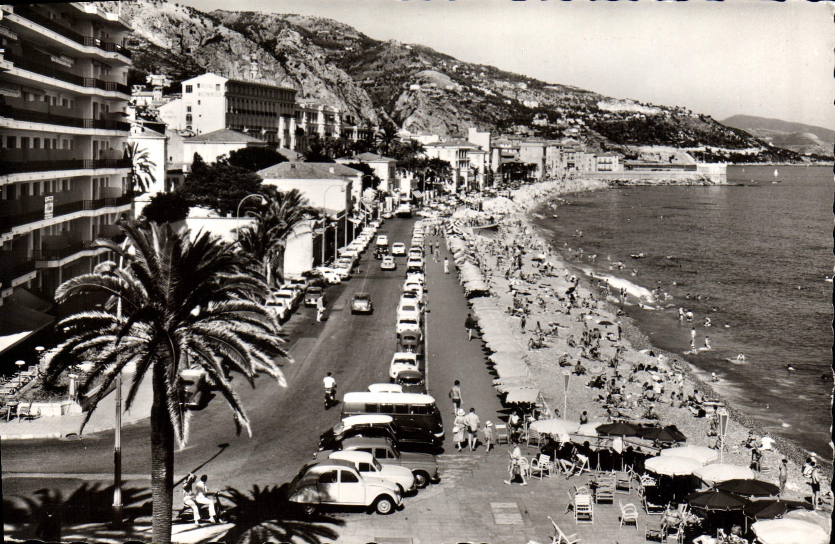 CPA Menton la plage et le Quai general Leclerc de Hautacloque