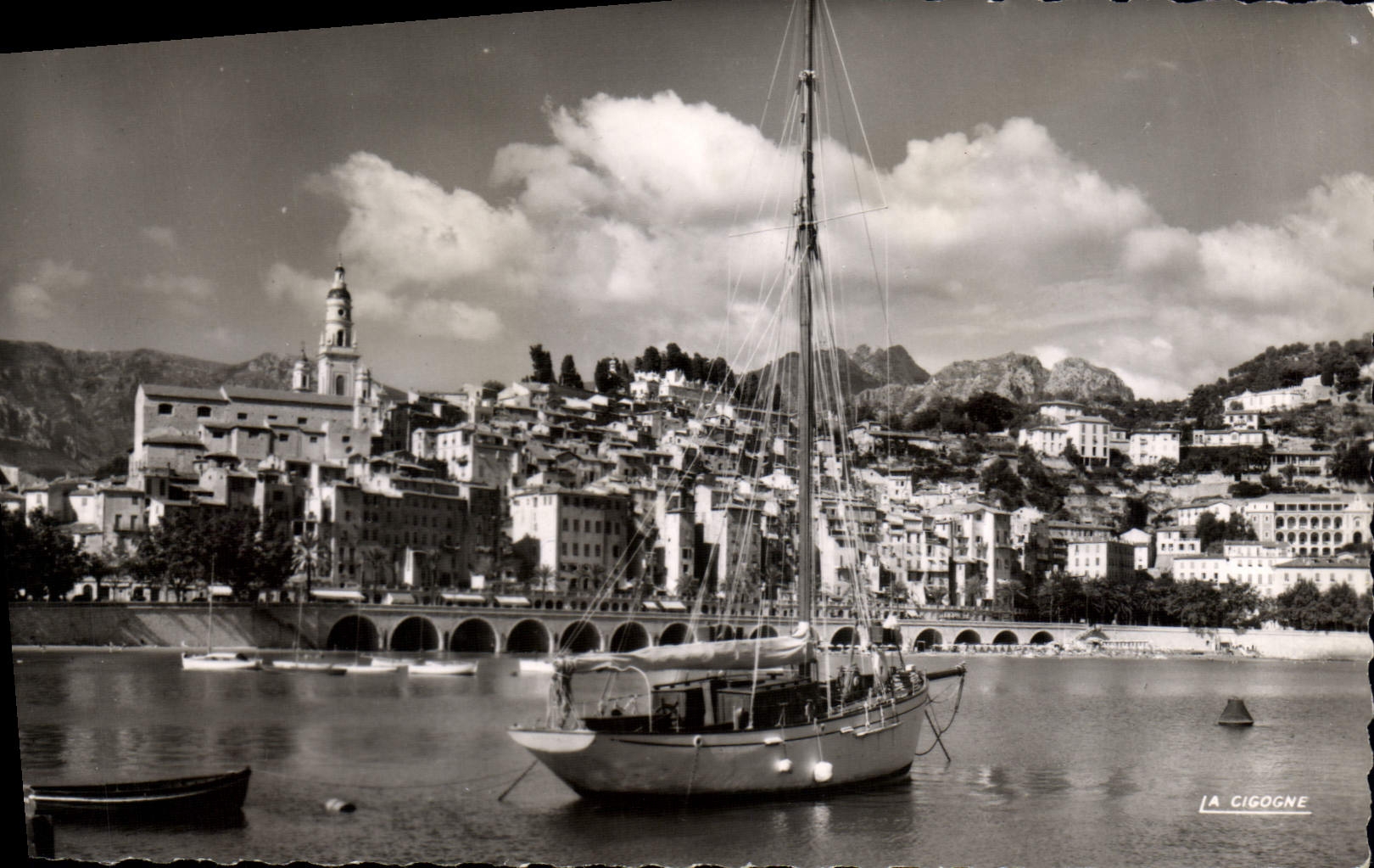 CPA Menton le Port et vue sur la Vieille ville