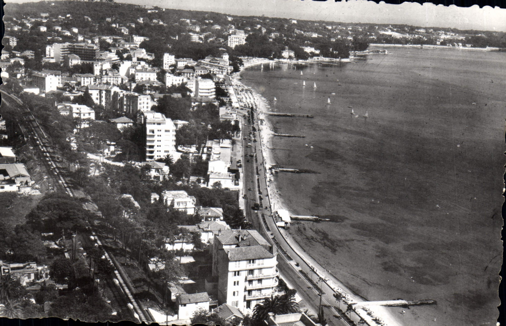 CPA Juan les Pins Vue generale aerienne au fond le Phare du Cap d'Abtibes 