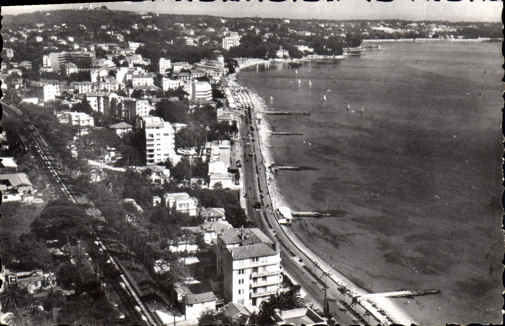 CPA Juan les Pins Vue generale aerienne Au fond le phare du Cap d'Antibes 