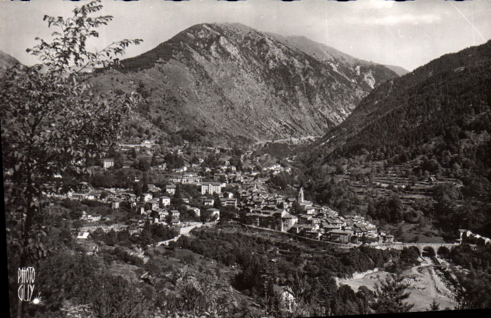 CPA Saint Martin Vesubie Vue generale Au centre valle Notre Dame de Fenestre et la Cime du Piagu