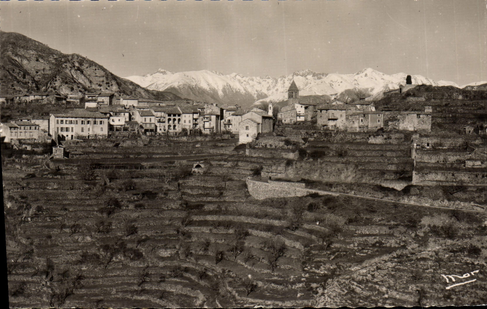 CPA Utelle vu devant le massif des Alpes maritimes du Gelas a la Cime du Diable Sous le Village terr
